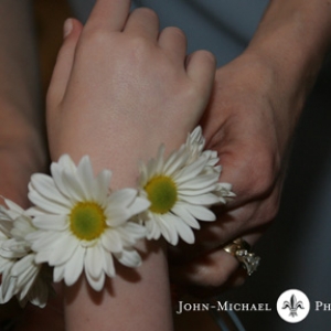 Daisy wrist bracelet