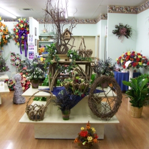 New Rustic Table, Baskets, and Wreaths