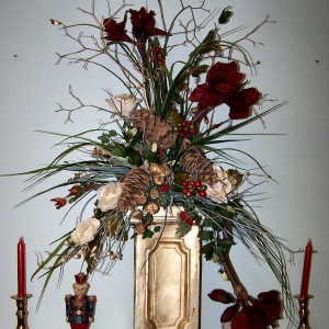 Christmas Open House Mantle Arrangement