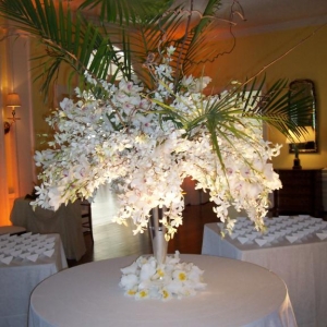 White Dendro Card Table Arrangement