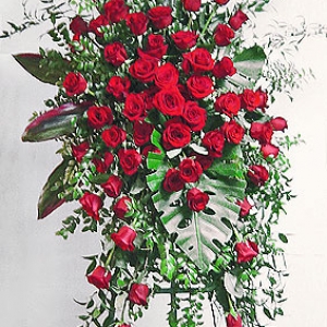 Funeral Flowers: Red Roses Easel Spray