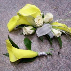 yellow_mini_calla_wrist_and_bout