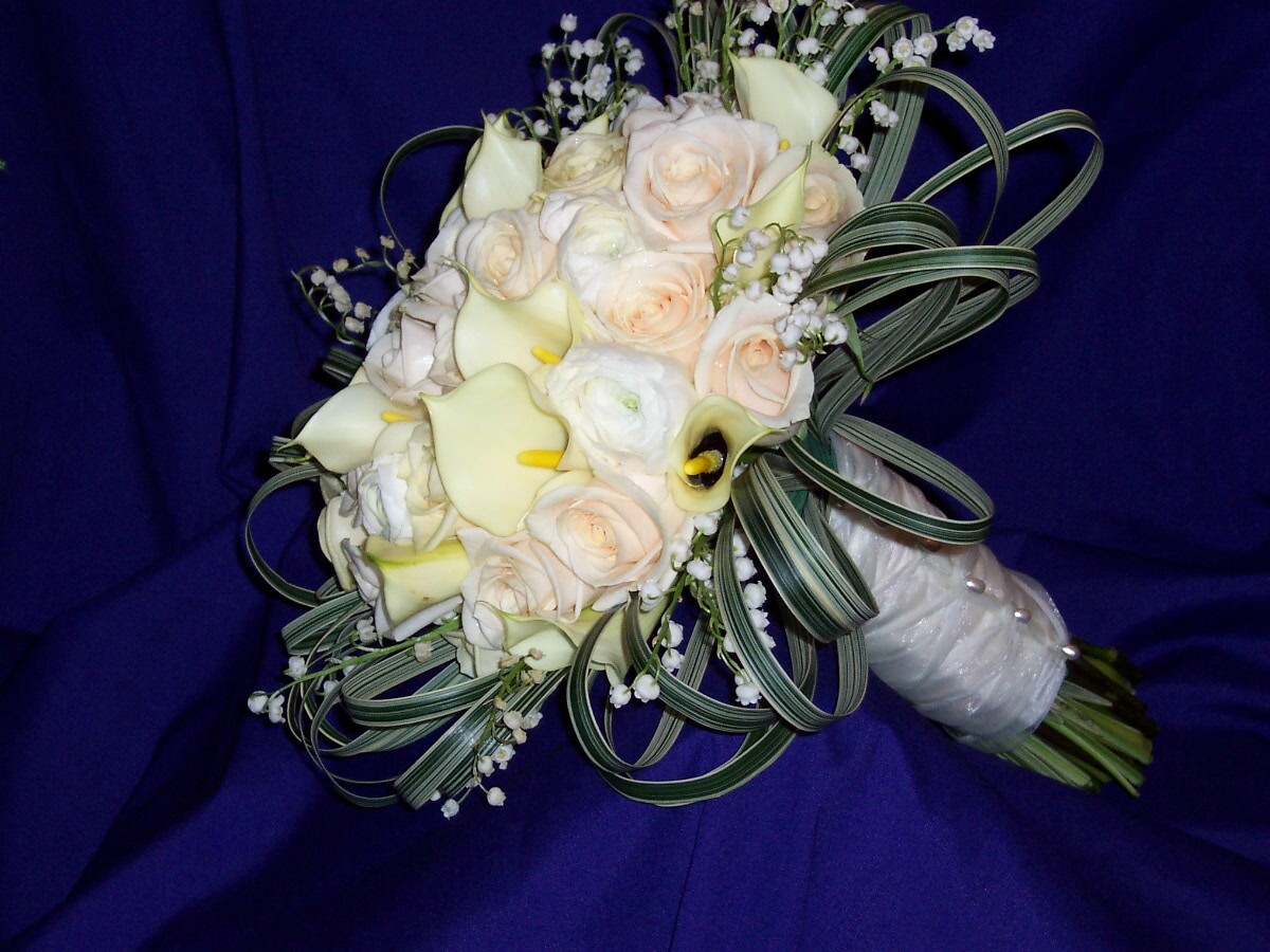 Bouquet with grass collar