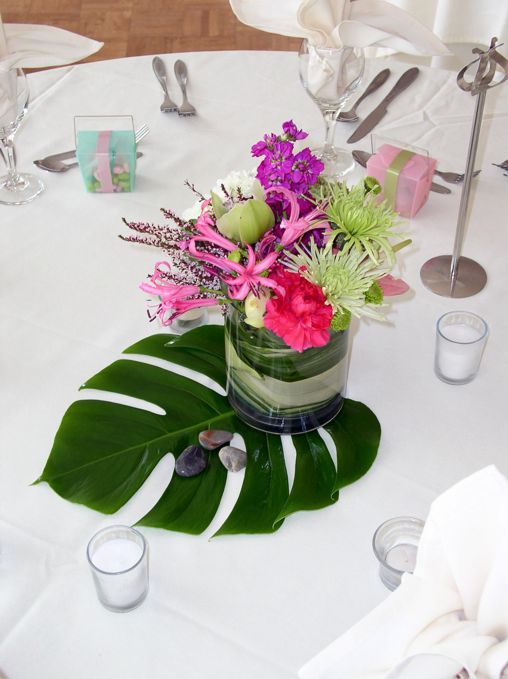 Monstera placemat centerpiece